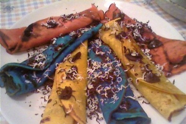 Clatite colorate trase in ciocolata