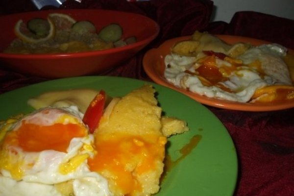 Oua ochiuri cu cascaval si mamaliga