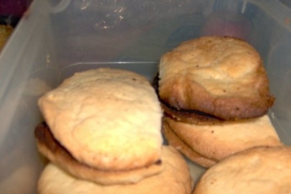 Piscoturi umplute cu crema de ciocolata