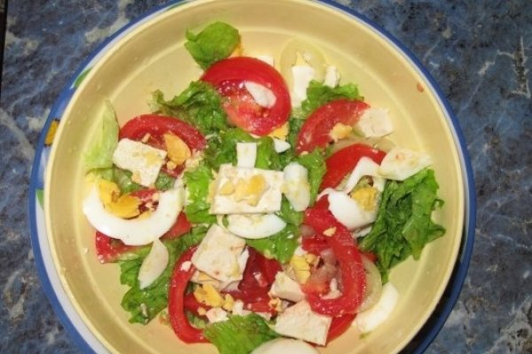 Salata simpla cu ou si telemea