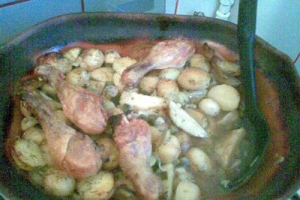 Cartofi noi cu pulpe de pui la cuptor