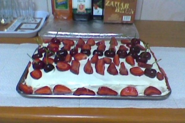 Tort cu crema alba ,capsuni si cirese.