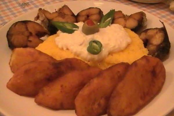 Macrou cu cartofi si sos de usturoi