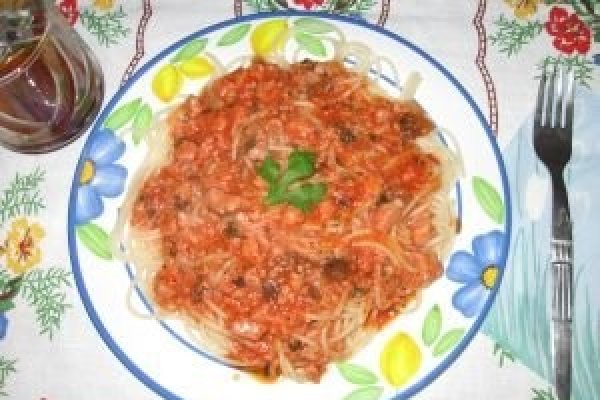 Spaghete cu sos de rosii si ciuperci