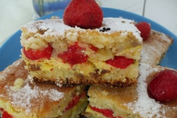 Placinta turnata cu branza de vaci, banane si capsuni