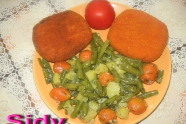 Chiftelute din carne de curcan umplute cu cascaval , cu sote de legume