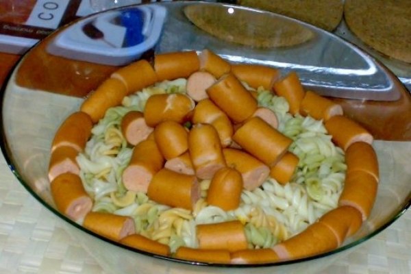 Salata de paste colorate(spirale)cu rosii,castraveti si cremvursti.