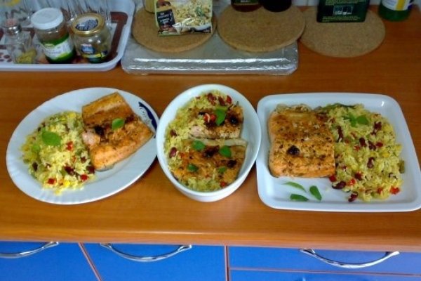 Somon la cuptor cu orez si legume.