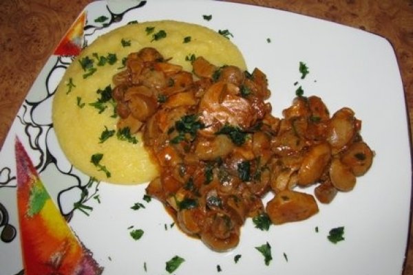 Mamaliguta cu sos de ciuperci