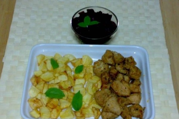 Bucatele de pui cu sos soia si cartofi prajiti.