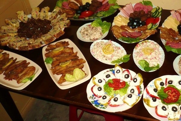 10 Aperitive festive (tabla de sah, tartine vesele, snitzele si salate)