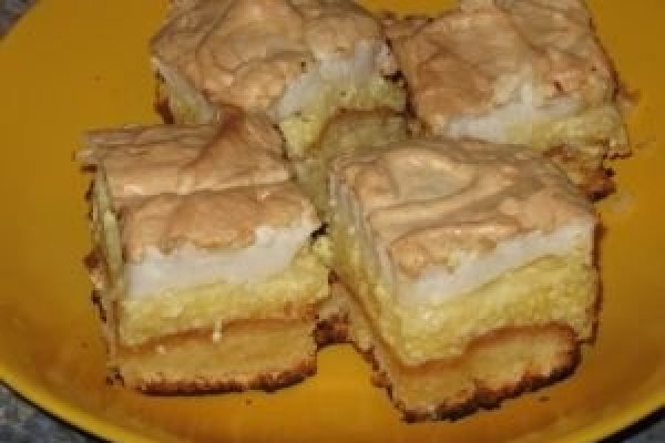 Prăjitură cu brânză și spumă de ou