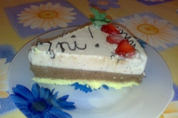 Tort de semifreddo cu ciocolata si capsuni