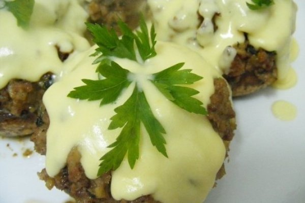 Ciuperci umplute cu carne tocata si sos de parmezan