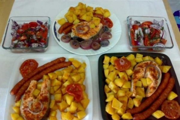 Medalion de somon cu cartofi natur la cuptor.