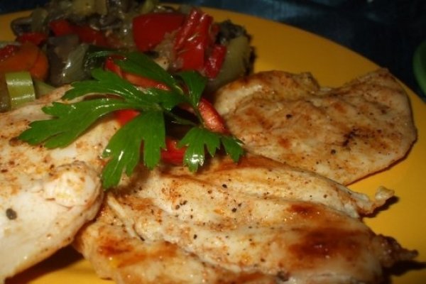 Snitel natur din piept de pui cu legume sotate