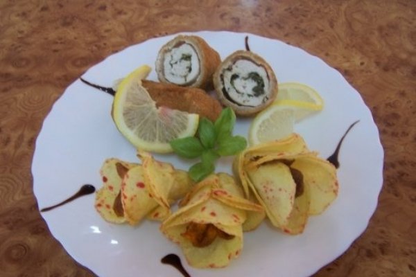 Rulouri de pui cu unt, patrunjel si lamaie, cu garnitura de trandafirasi de cartofi prajiti ( Irezistibil !!!)