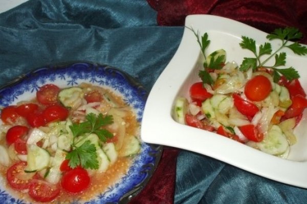 Salata asortata cu rosii si castraveti