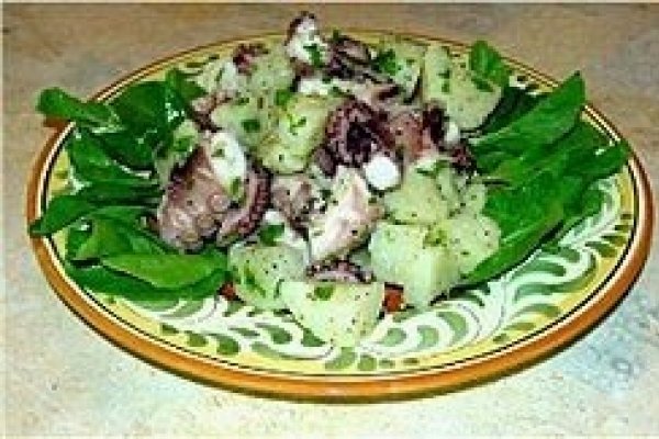 Salata de octopus cu cartofi natur