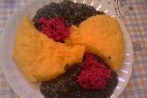 Urzici cu hrean si mamaliga