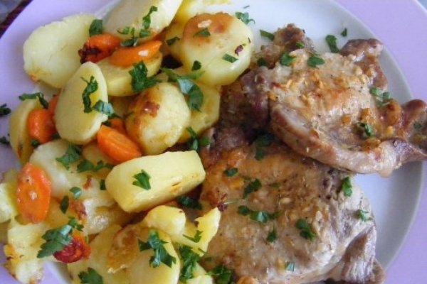 Ceafa de porc cu usturoi la cuptor