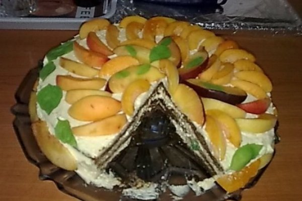 Tort cu crema de caise si fructe.