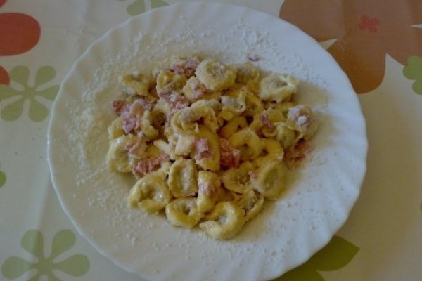 Tortellini cu smantana si prosciutto