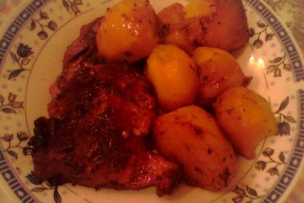 Cartofi cu carnita de porc la cuptor