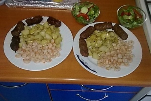 Creveti cu sos dulce acrisor si cu mici la gratar