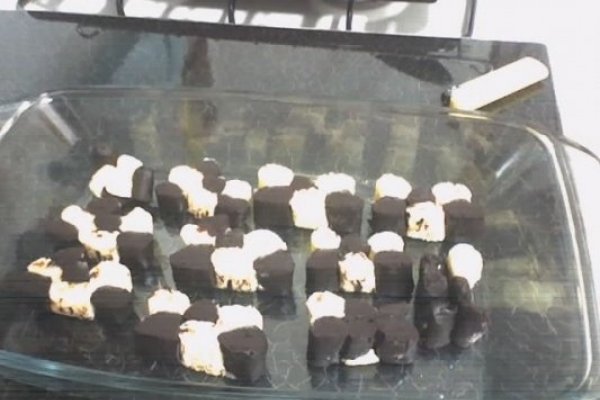 BISCUITI ALB SI NEGRU