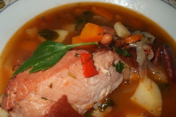 Ciorba de fasole pestrita cu ciolan afumat