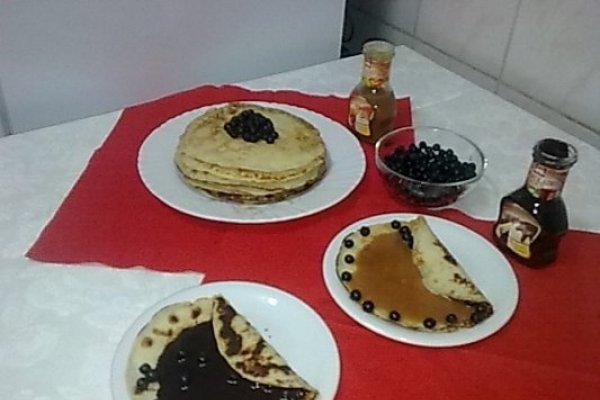 Clatite cu afine, sirop de ciocolata si caramel