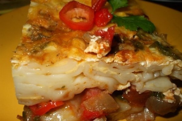 Paste la cuptor cu legume, carnati si branza