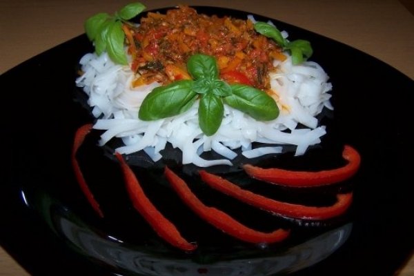 Paste din orez cu sos de legume. Pentru vegetarieni si nu numai !