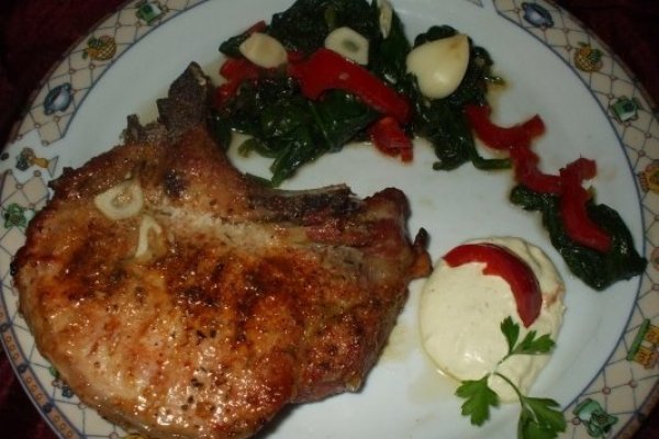Cotlet la gratar cu unt si garnitura de spanac