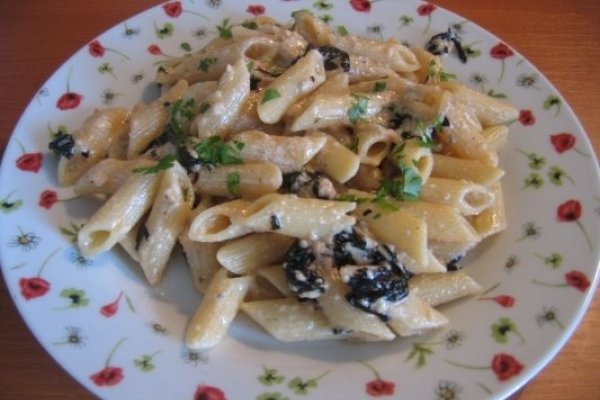 Paste cu branzaturi si salata creata rosie