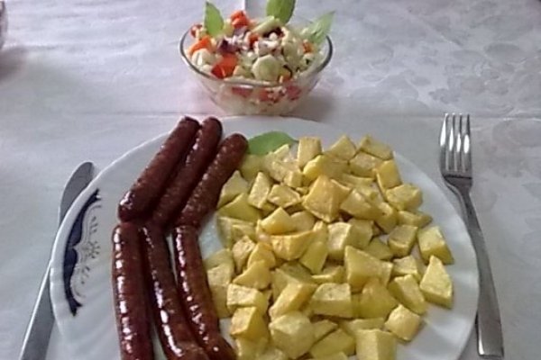 Cartofi prajiti cu carnaciori de Plescoi