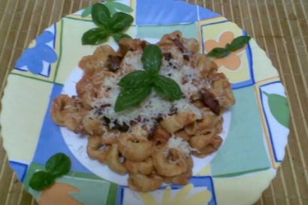 TORTELLINI CU CARNE SI SOS DE ROSII