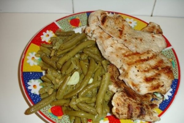 Piept de curcan la gratar cu fasole pastai