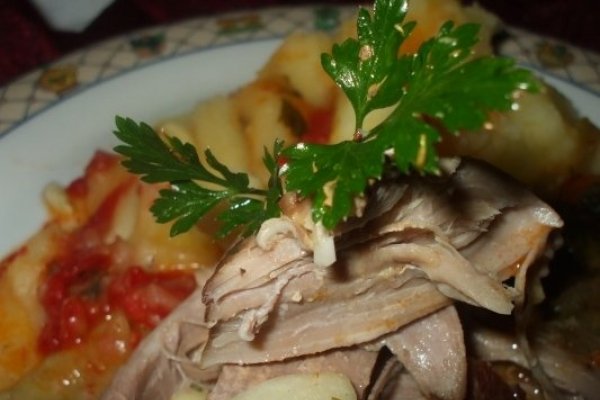 Pulpa de curcan in suc propriu cu piure de cartofi