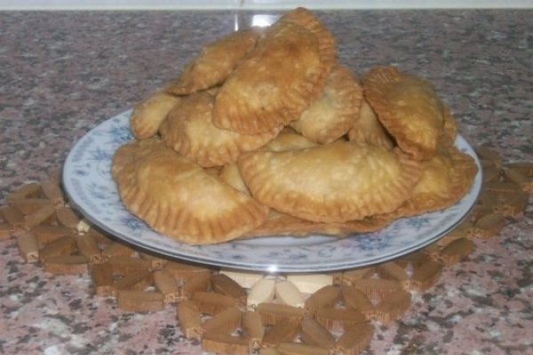 Sambusek(placinte prajite;specific arab)