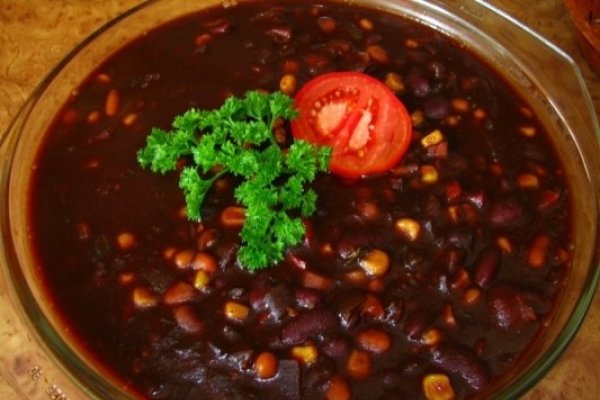 Chili cu fasole colorata, rosii si porumb