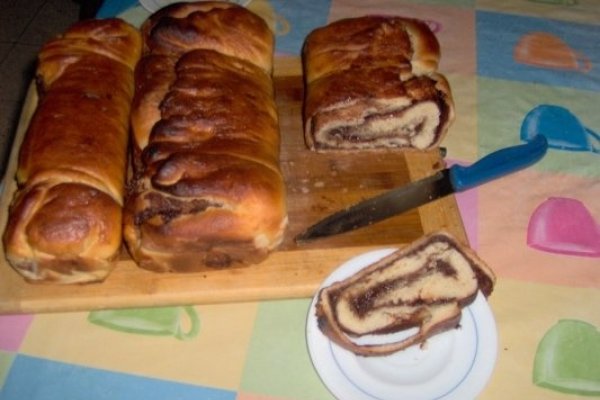 Cozonac cu ciocolata si nuca.