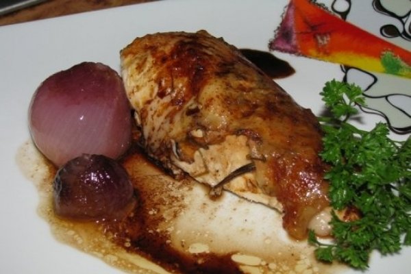 Pui la cuptor cu rozmarin, otet balsamic si ceapa rosie