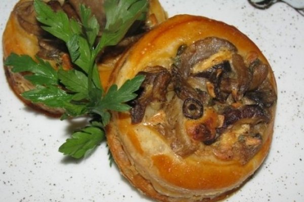 Tarte pufoase cu ciuperci salbatice