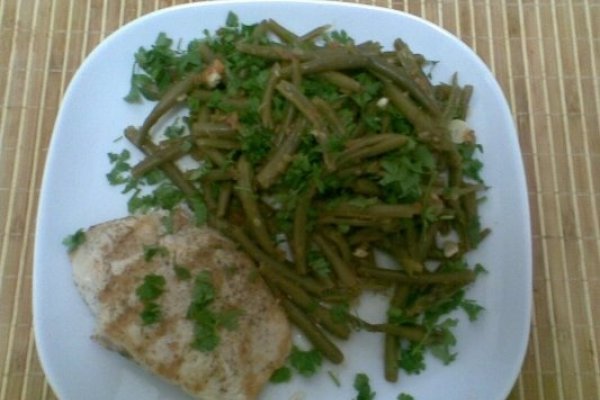 PIEPT DE PUI LA GRATAR CU FASOLE VERDE RASOL