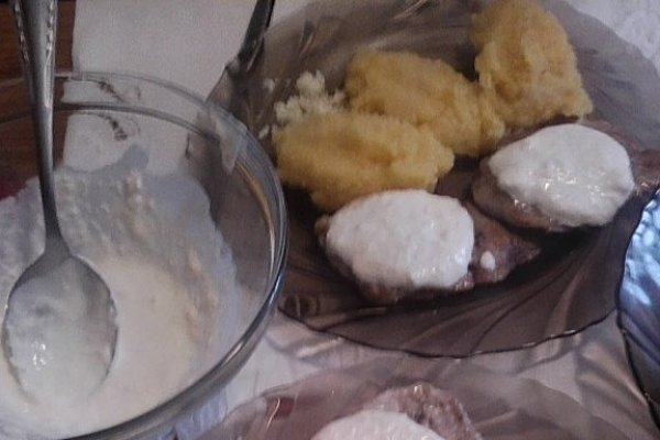 Gratar de porc cu sos de hrean si smantana