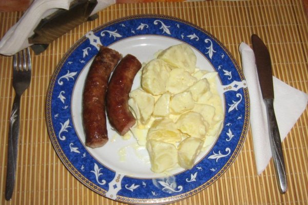 Carnati de casa cu cartofi smantaniti