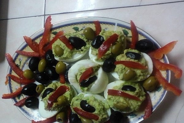 Oua umplute cu avocado