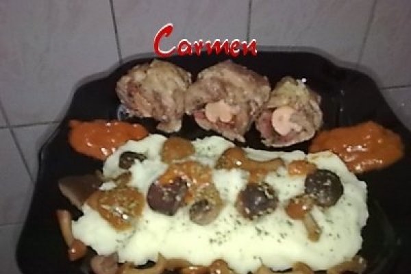 Rulouri de curcan,cu cascaval si cremvusti